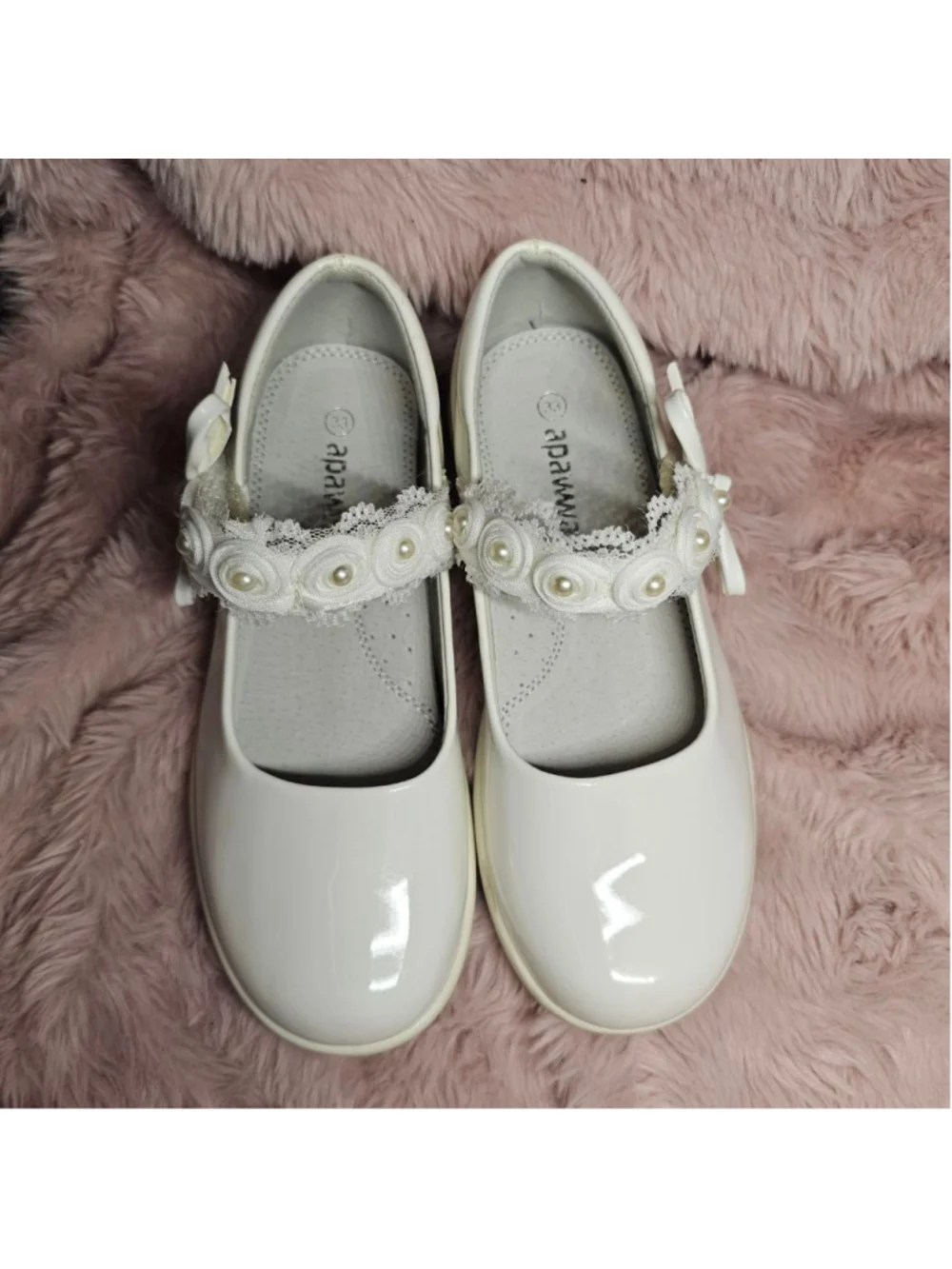 Apawwa White Patent Leather Girls Mary Jane Shoes with Pearl and Lace Strap